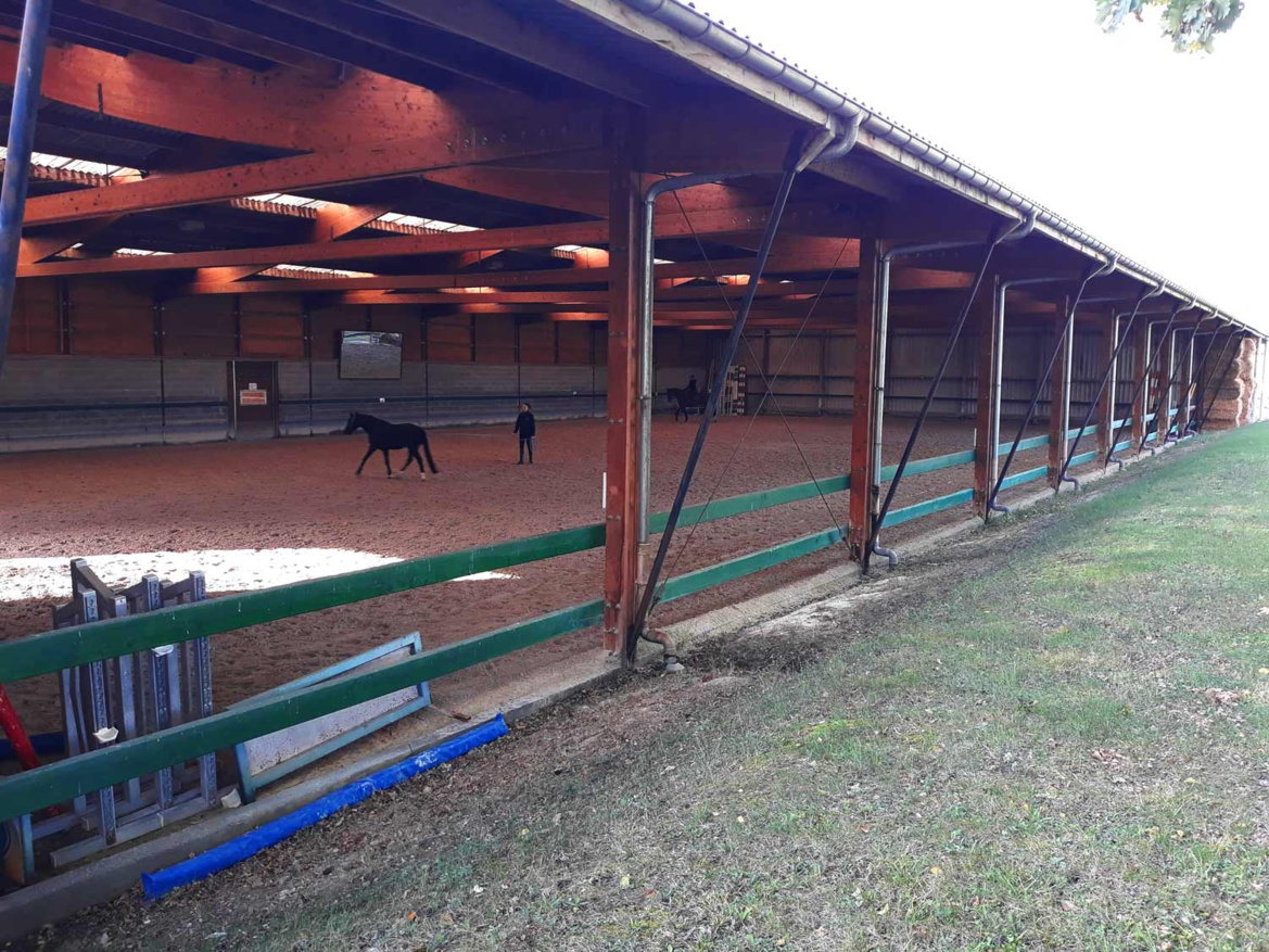 Manège couvert aux Écuries du Bois Clos, centre équestre et écurie de propriétaires dans le pays de Gex