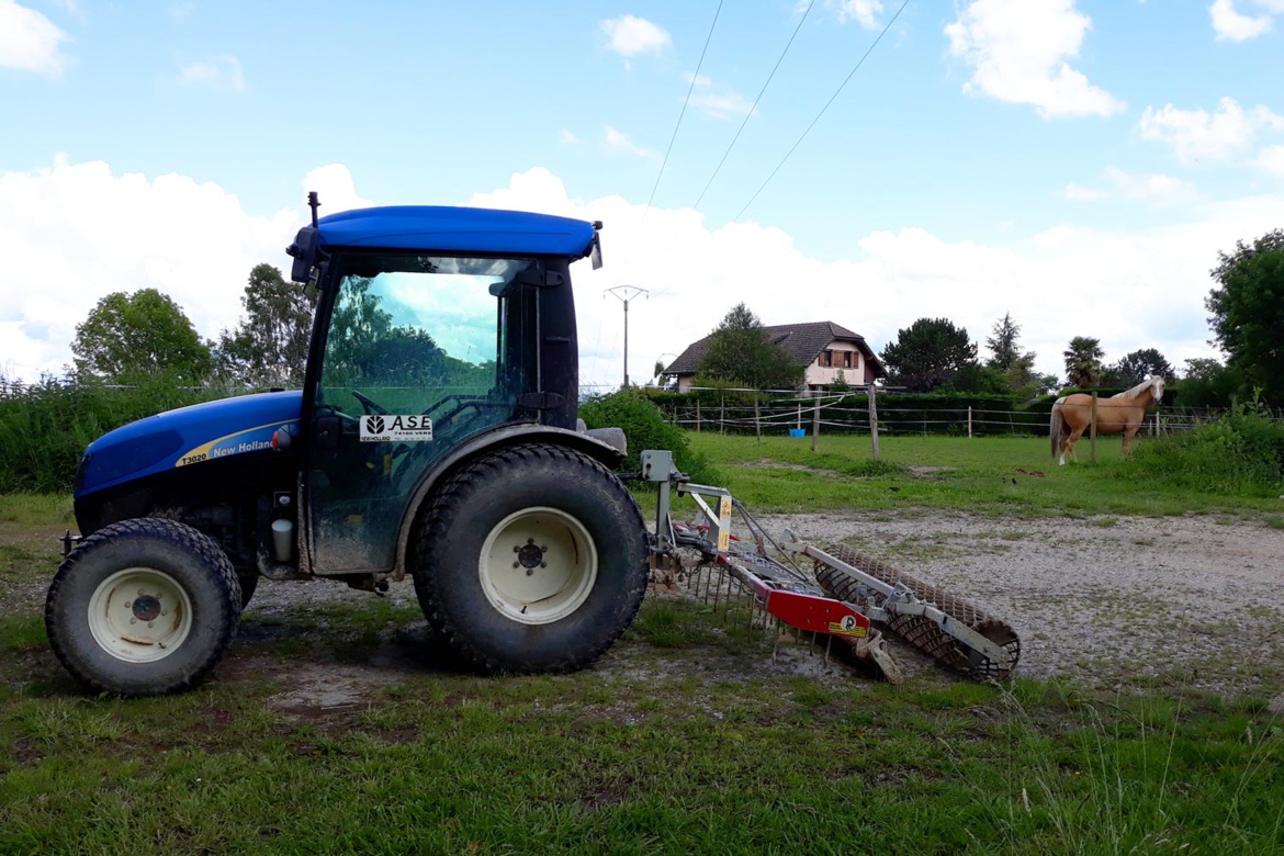Entretien des sols du manège et de la carrière des Écuries du Bois Clos, écurie de propriétaires Entretien des sols du manège et de la carrière des Écuries du Bois Clos, écurie de propriétaires