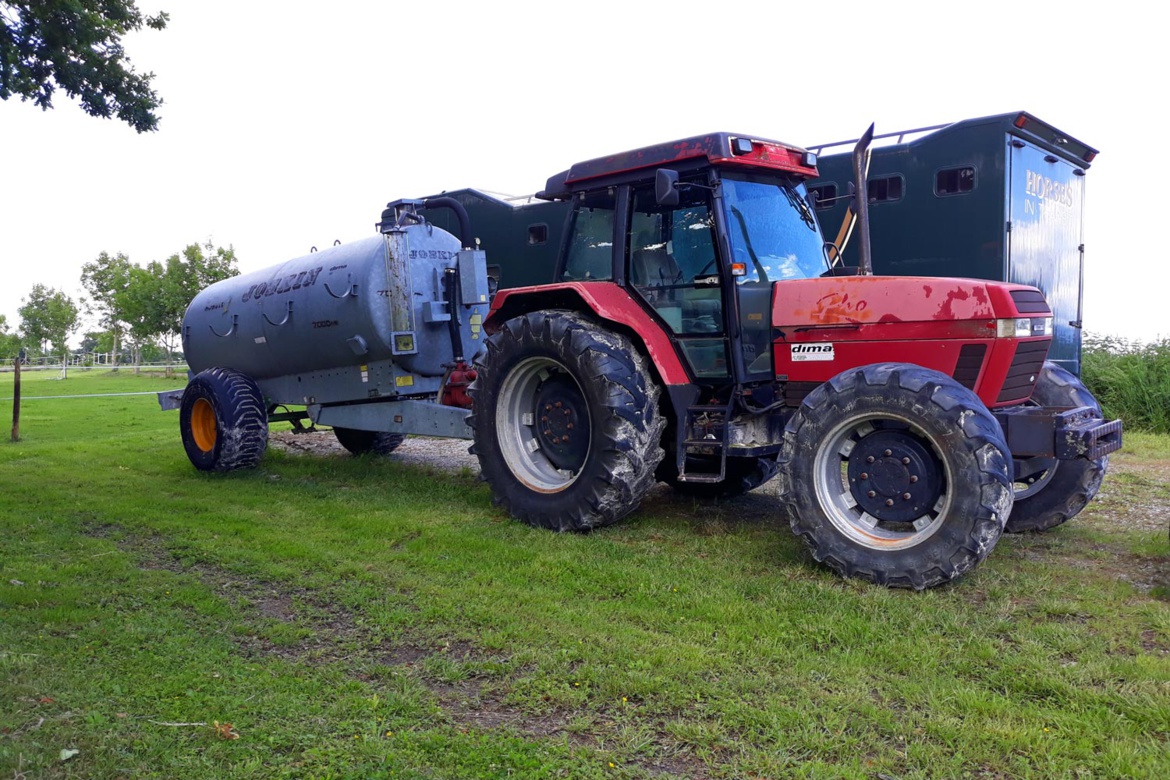 Entretien des sols du manège et de la carrière des Écuries du Bois Clos, écurie de propriétaires Entretien des sols du manège et de la carrière des Écuries du Bois Clos, écurie de propriétaires