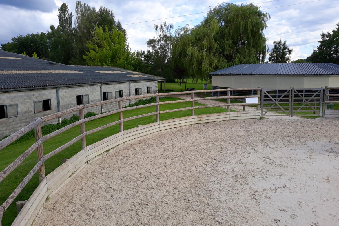 Le rond de longe des Écuries du Bois Clos, centre équestre et écurie de propriétaires dans le pays de Gex Le rond de longe des Écuries du Bois Clos, centre équestre et écurie de propriétaires dans le pays de Gex
