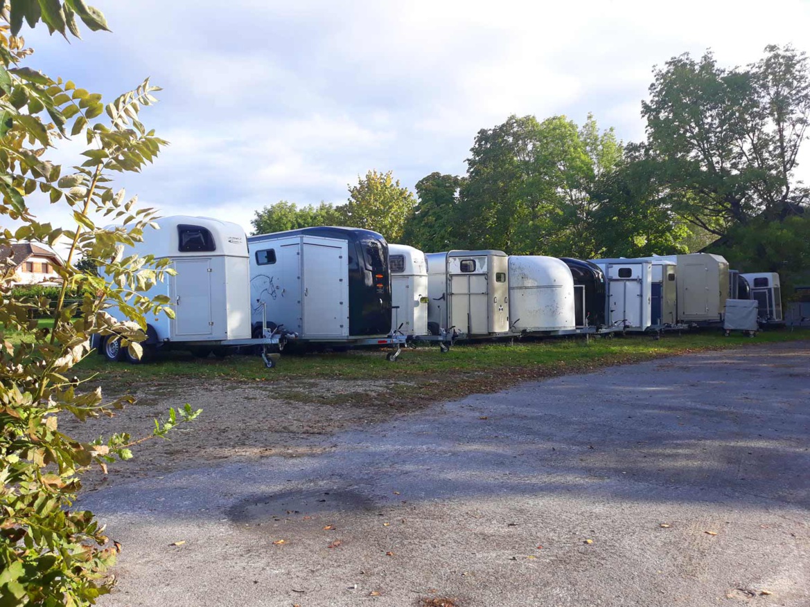 Parking vans et voitures aux Écuries du Bois Clos, centre équestre dans le pays de Gex