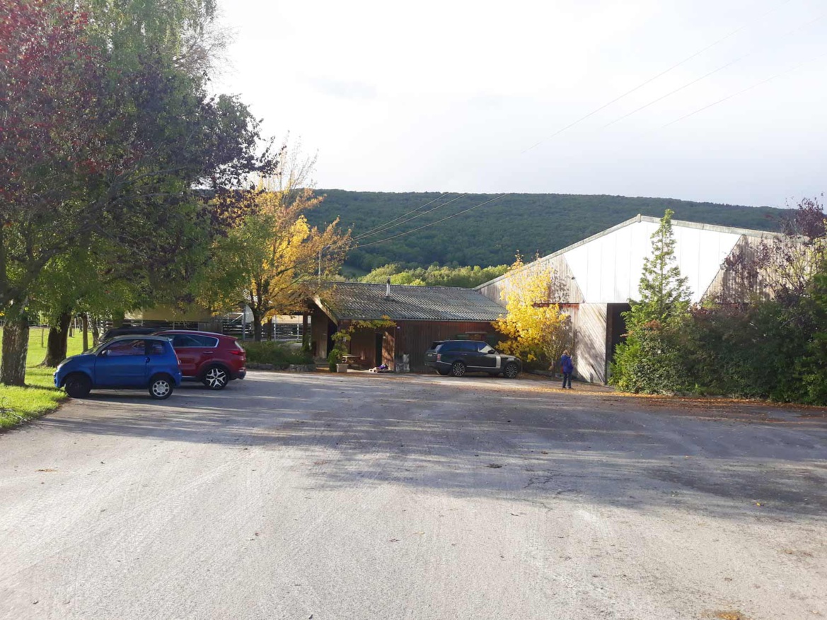 Parking vans et voitures aux Écuries du Bois Clos, centre équestre dans le pays de Gex