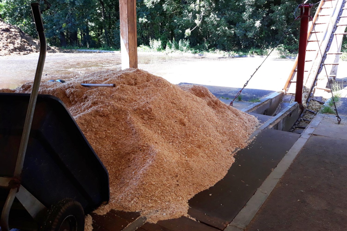 Entretien des box aux Écuries du Bois Clos, centre équestre dans le Pays de Gex Entretien des box aux Écuries du Bois Clos, centre équestre dans le Pays de Gex