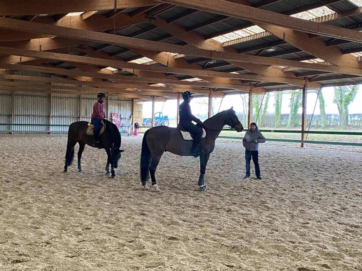 Stage avec le cavalier et entraîneur Jean Vesin aux Écuries du Bois Clos, centre équestre dans le pays de Gex Stage avec le cavalier et entraîneur Jean Vesin aux Écuries du Bois Clos, centre équestre dans le pays de Gex