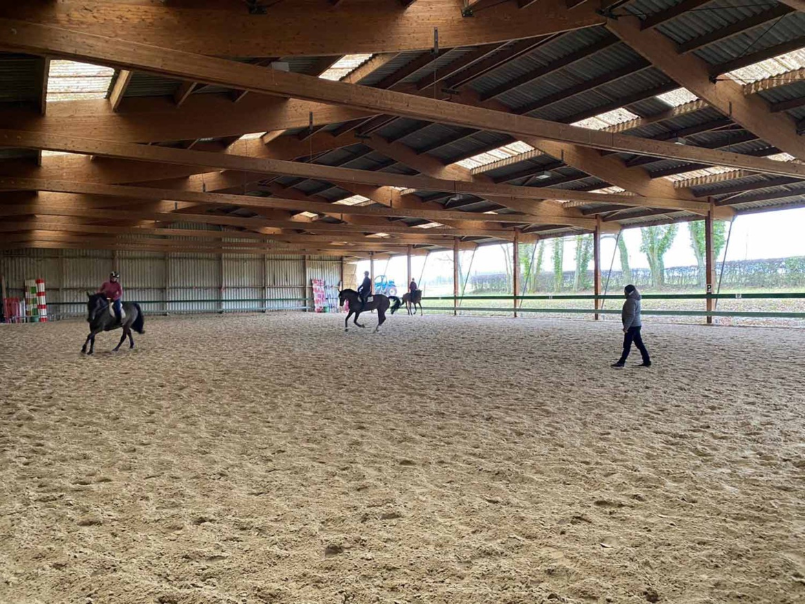 Stage avec le cavalier et entraîneur Jean Vesin aux Écuries du Bois Clos, centre équestre dans le pays de Gex Stage avec le cavalier et entraîneur Jean Vesin aux Écuries du Bois Clos, centre équestre dans le pays de Gex