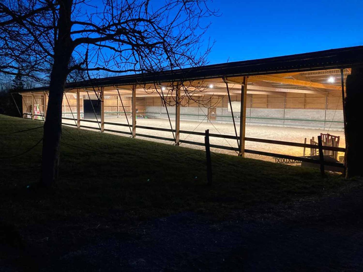 Nouvel éclairage pour le manège des Écuries du Bois Clos, centre équestre dans le pays de Gex Nouvel éclairage pour le manège des Écuries du Bois Clos, centre équestre dans le pays de Gex