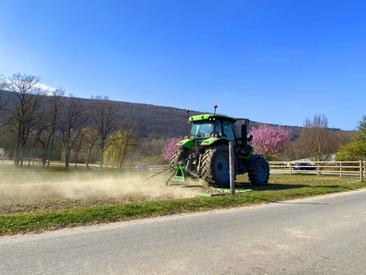 Entretien des parcs des Écuries du Bois Clos, centre équestre à 5 min de Divonne les Bains Entretien des parcs des Écuries du Bois Clos, centre équestre à 5 min de Divonne les Bains