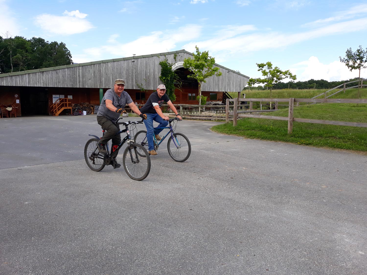 L'équipe de palefreniers des Écuries du Bois Clos, centre équestre et écurie dans le pays de Gex L'équipe de palefreniers des Écuries du Bois Clos, centre équestre et écurie dans le pays de Gex