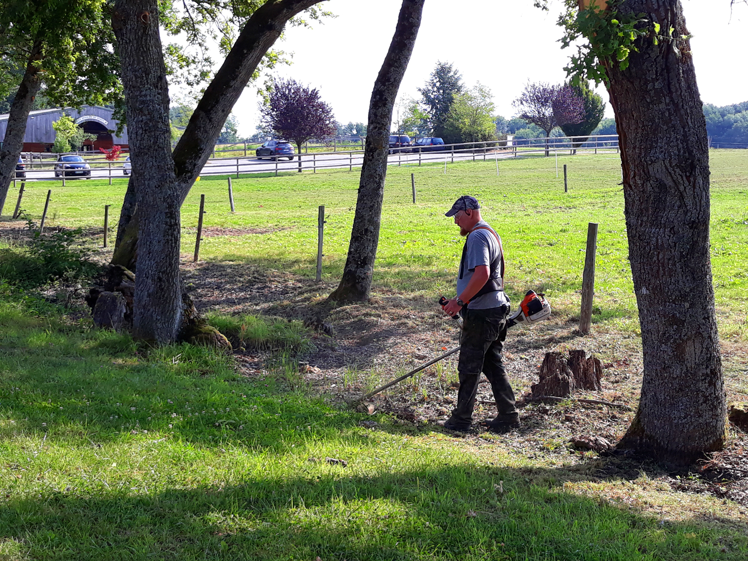 L'équipe de palefreniers des Écuries du Bois Clos, centre équestre et écurie dans le pays de Gex L'équipe de palefreniers des Écuries du Bois Clos, centre équestre et écurie dans le pays de Gex