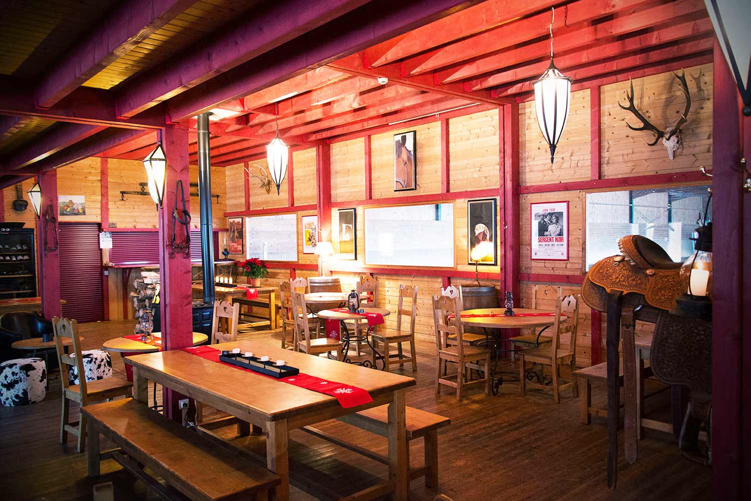 Une pause déjeuner après avoir monté à cheval aux Écuries du Bois Clos ? La Taverne des Écuries vous accueille ! Une pause déjeuner après avoir monté à cheval aux Écuries du Bois Clos ? La Taverne des Écuries vous accueille !