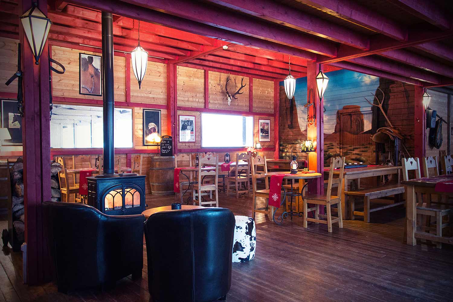 Une pause déjeuner après avoir monté à cheval aux Écuries du Bois Clos ? La Taverne des Écuries vous accueille ! Une pause déjeuner après avoir monté à cheval aux Écuries du Bois Clos ? La Taverne des Écuries vous accueille !