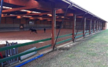 Manège couvert aux Écuries du Bois Clos, centre équestre et écurie de propriétaires dans le pays de Gex