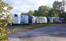 Parking vans et voitures aux Écuries du Bois Clos, centre équestre dans le pays de Gex